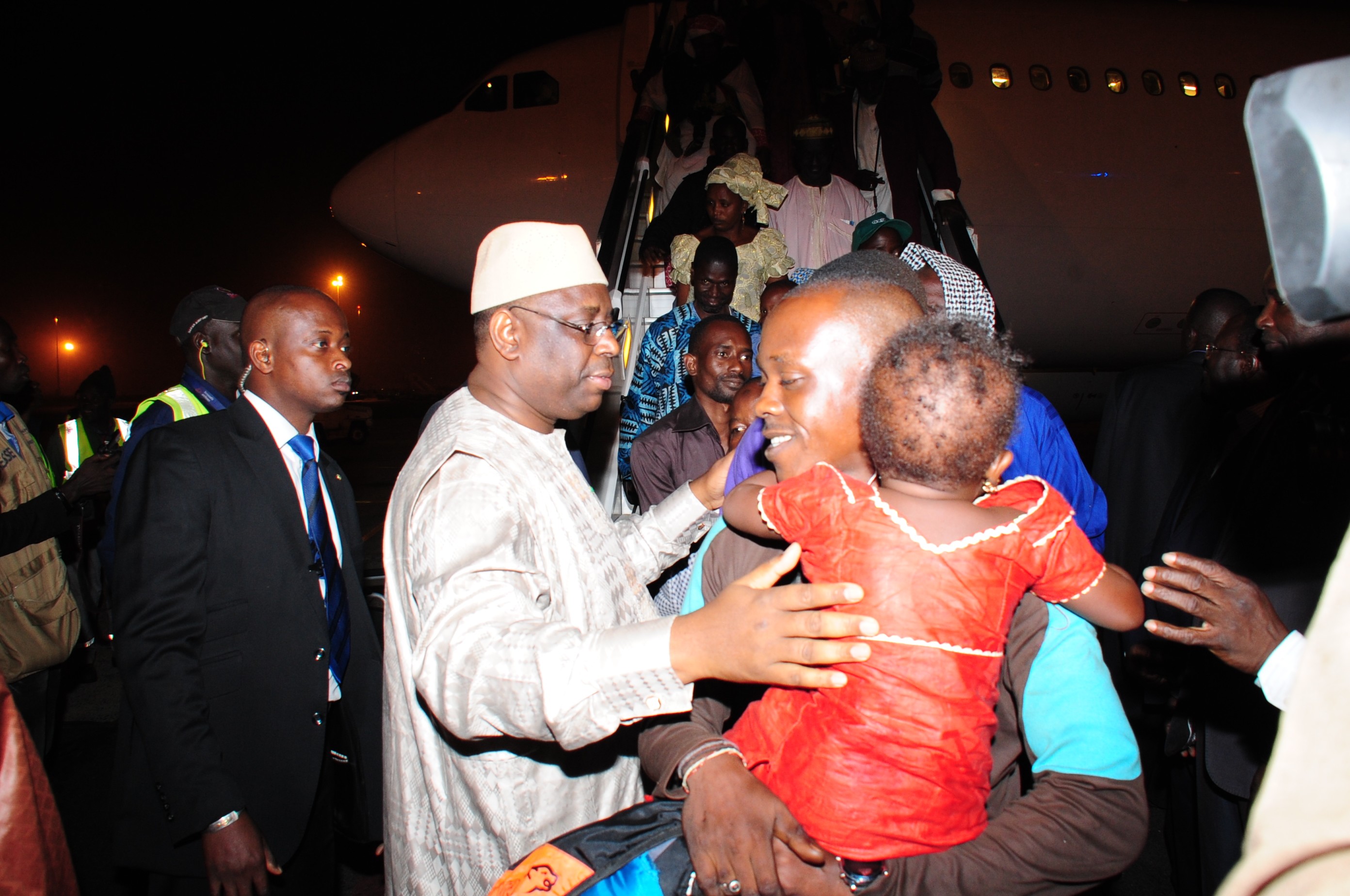 Retour des Sénégalais de Bangui: les images du président Sall les accueillant à l'aéroport