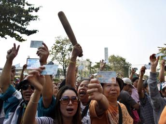 Dans certains bureaux de vote les électeurs ont été empêchés de voter par les opposants et manifestent leur colère comme ici devant un bureau de vote du centre de la capitale, Bangkok, le 2 février 2014. REUTERS/Nir Elias