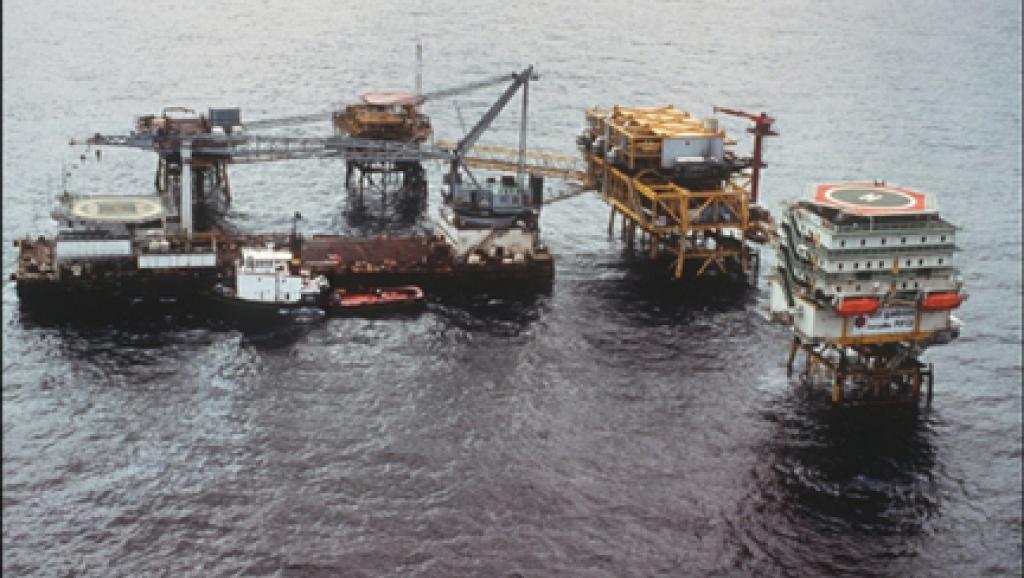 Plateforme pétrolière d'Elf au large de la côte gabonaise, près de Port Gentil (photo du 29 mai 1990). Photo: AFP