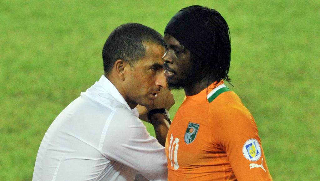 L'Ivoirien Gervinho avec son entraîneur Sabri Lamouchi. AFP PHOTO/ ISSOUF SANOGO