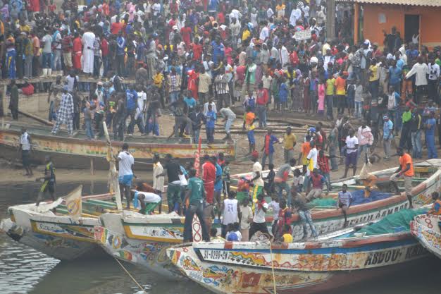 PHOTOS & VIDEO Soulèvement des pêcheurs : un car brûlé, un policier gravement blessé