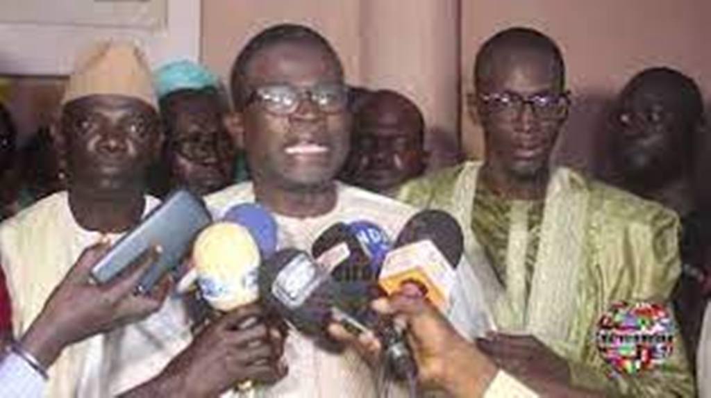 ​3e candidature en 2024 : Aba Mbaye soutient que Macky Sall assistera à une déflagration