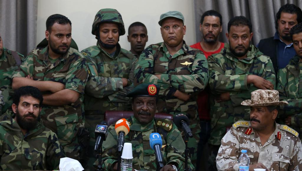 Le chef des forces spéciales libyennes, Wanis Bukhamada (c), annonce à la télévision le soutien de ses hommes au général Haftar.