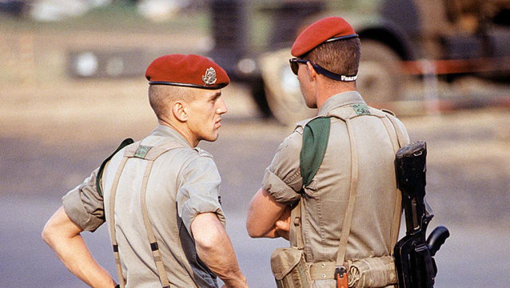 Des soldats parachutistes français à l'aéroport de Kigali, le 14 août 1994. wikipedia