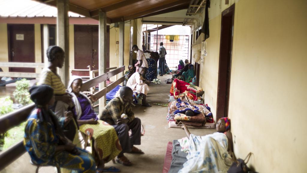 Couloir de hôpital de Bangui, en RCA, aujourd'hui surpeuplé. AFP PHOTO/FRED DUFOUR