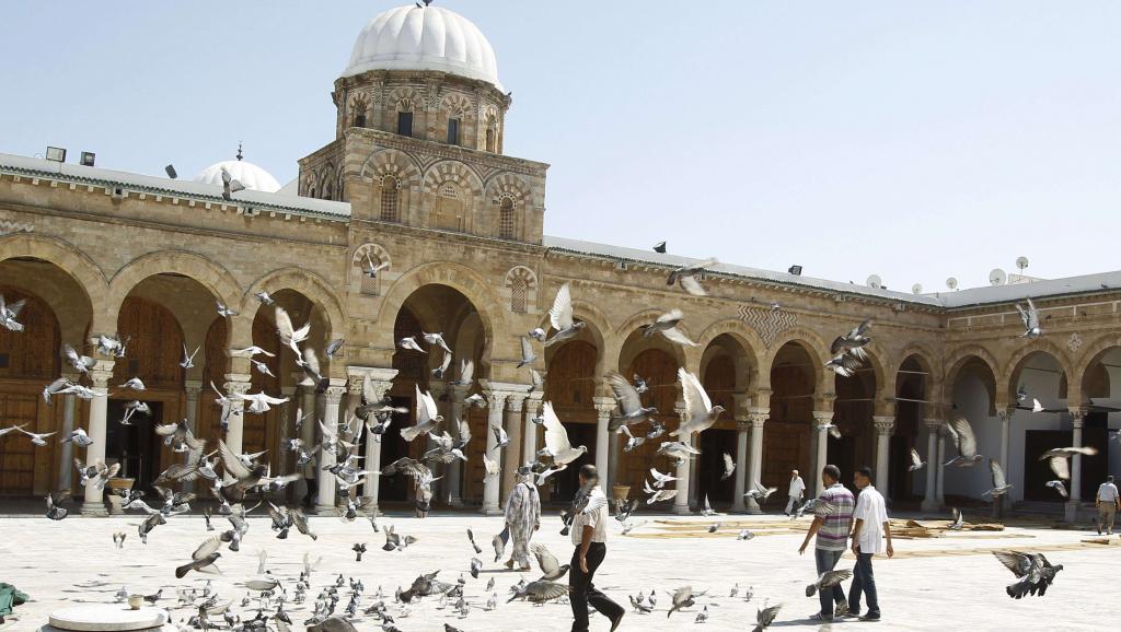 Une centaine de mosquées échapperaient encore au contrôle de l'Etat qui veut également mettre fin à la prolifération anarchique des associations coraniques après la révolution de 2011.