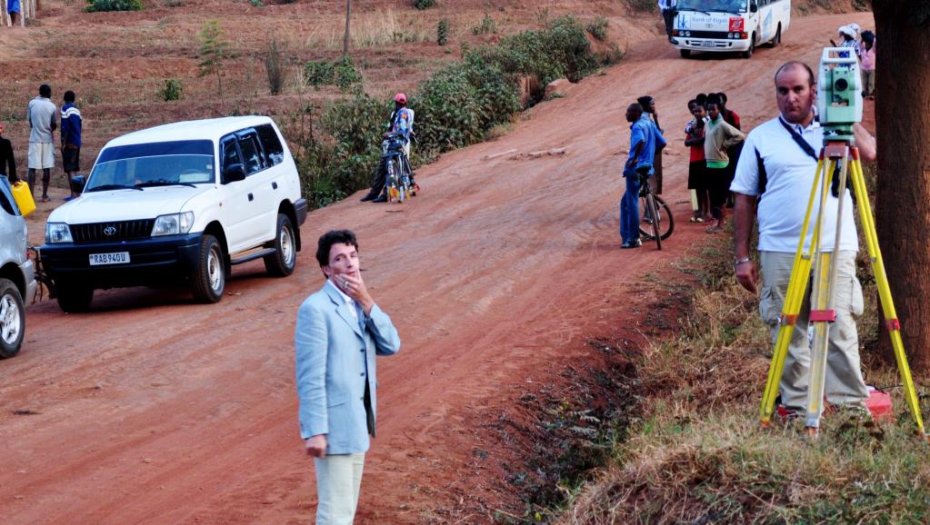 A gauche: le juge Marc Trévidic en pleine enquête, en septembre 2010 au Rwanda. AFP PHOTO/STEVE TERRILL