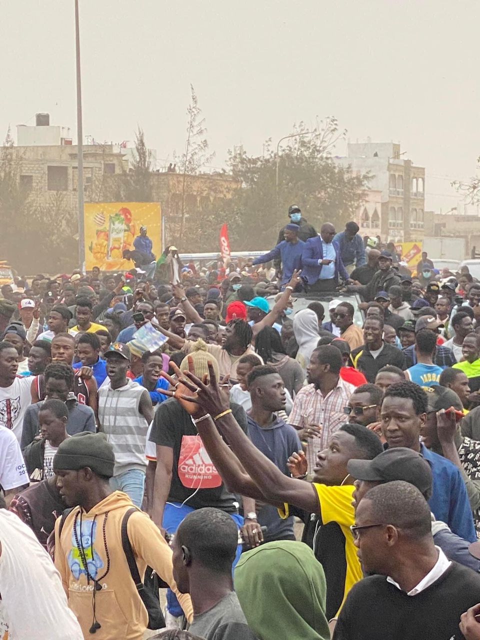 Guédiawaye Sonko Soffre Un Bain De Foule Après Sa Visite à La Mairie