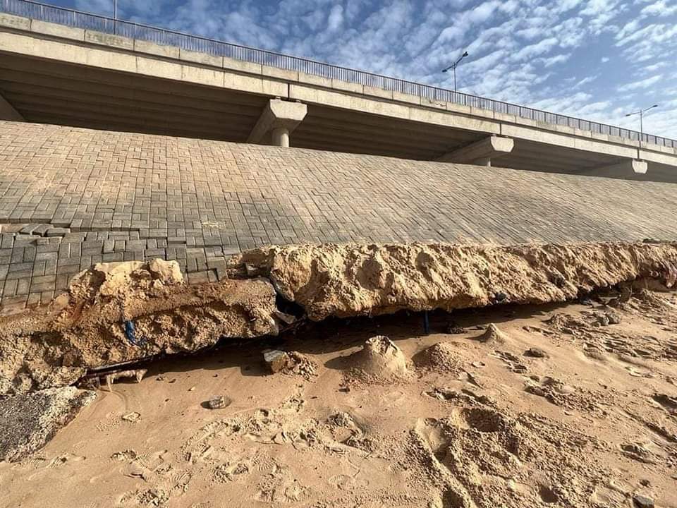 Une partie de l'autopont de Camberène s'affaisse sous l'effet des vagues (images)