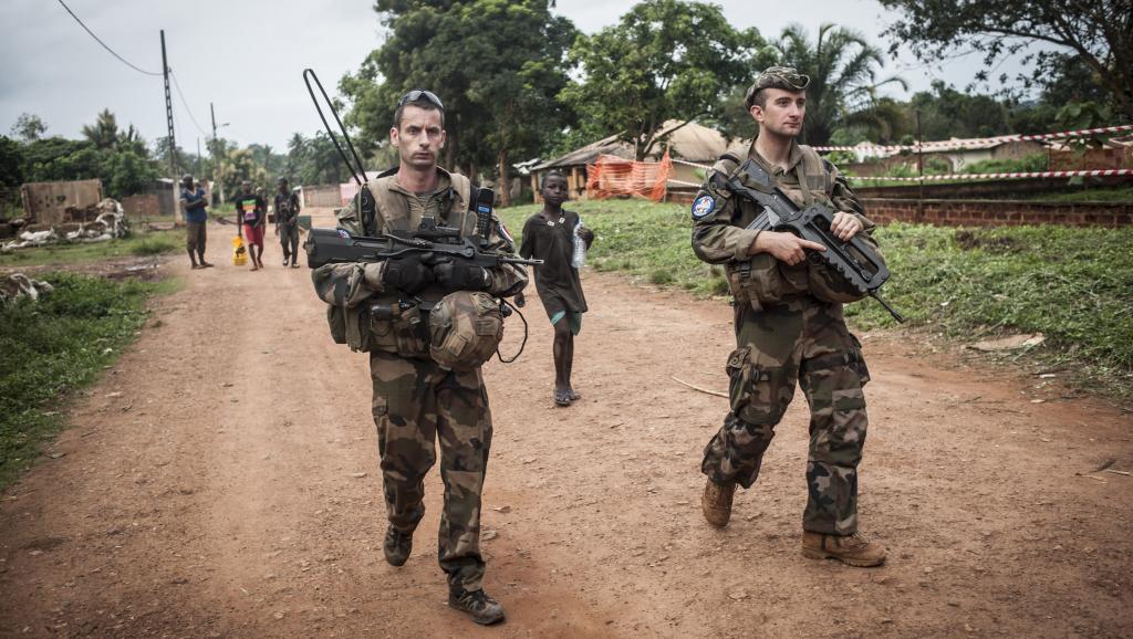 Des soldats de la Sangaris patrouillent aux alentours de Boda, dans le sud de la Centrafrique, le 24 juillet 2014.