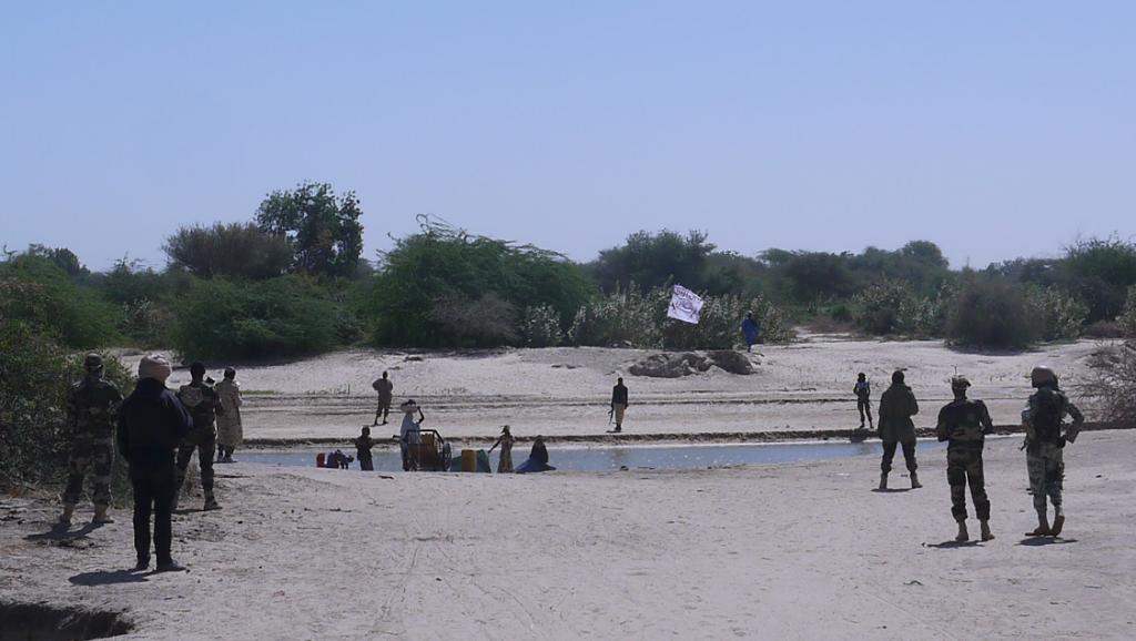 Les soldats nigériens face à des combattants armés de Boko Haram. Au loin, un drapeau des jihadistes. RFI/ Nicolas Champeaux