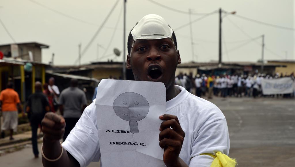 «Ali dégage» proclame ce manifestant le 20 décembre 2014 dans le quartier de Rio de Libreville. AFP/Celia Lebur