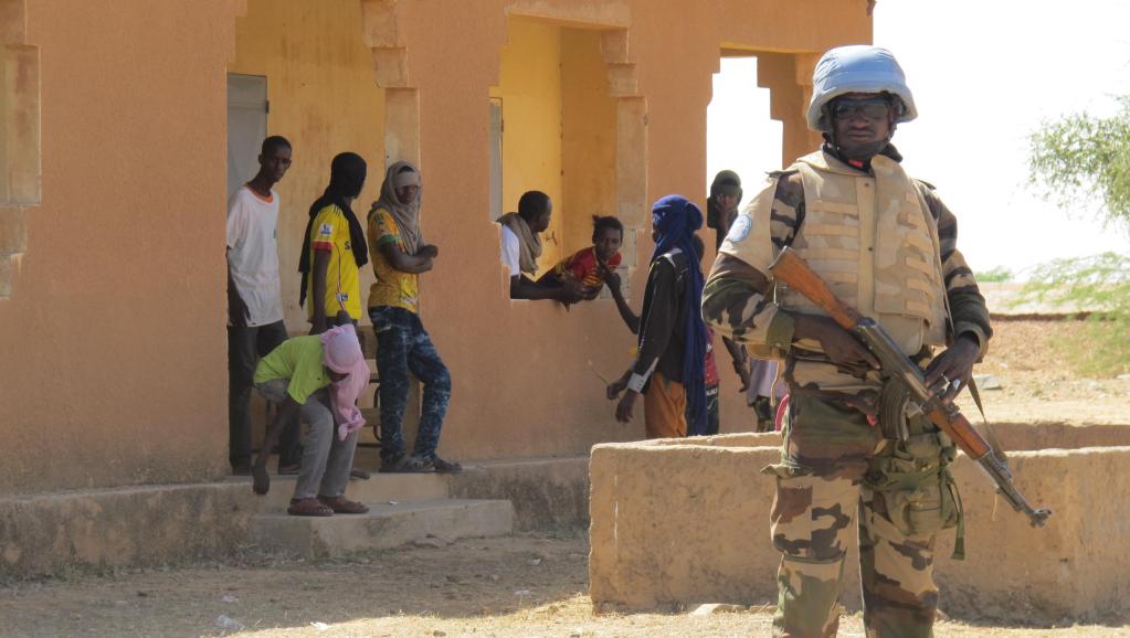 L'opposition malienne a réclamé un renforcement de la présence des autorités dans la région de Gao, suite à une manifestation contre la Minusma qui a dégénéré fin janvier. Ici, un casque bleu dans le village de Fafa, dans la région de Gao. RFI/David Baché