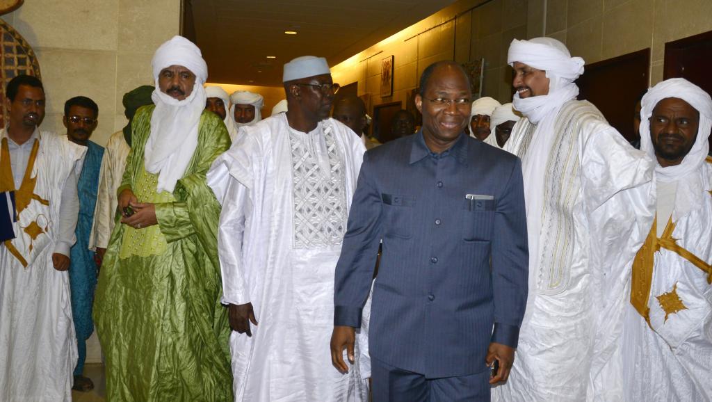 Le Premier ministre Modibo Keïta (3e gauche), ancien représentant malien aux négociations de paix avec les groupes rebelles, sera en déplacement mardi à Alger. AFP PHOTO / AHMED OUOBA