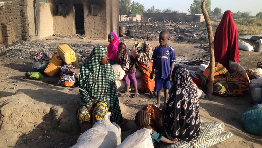 13 février 2015. De Ngouboua, petit village sur les rivages du lac Tchad, il ne reste que ruines et cendres. Alors les familles restantes ont rassemblé les affaires qui leur restent et s'apprêtent à quitter leur lieu de vie. AFP PHOTO / STEPHANE YAS