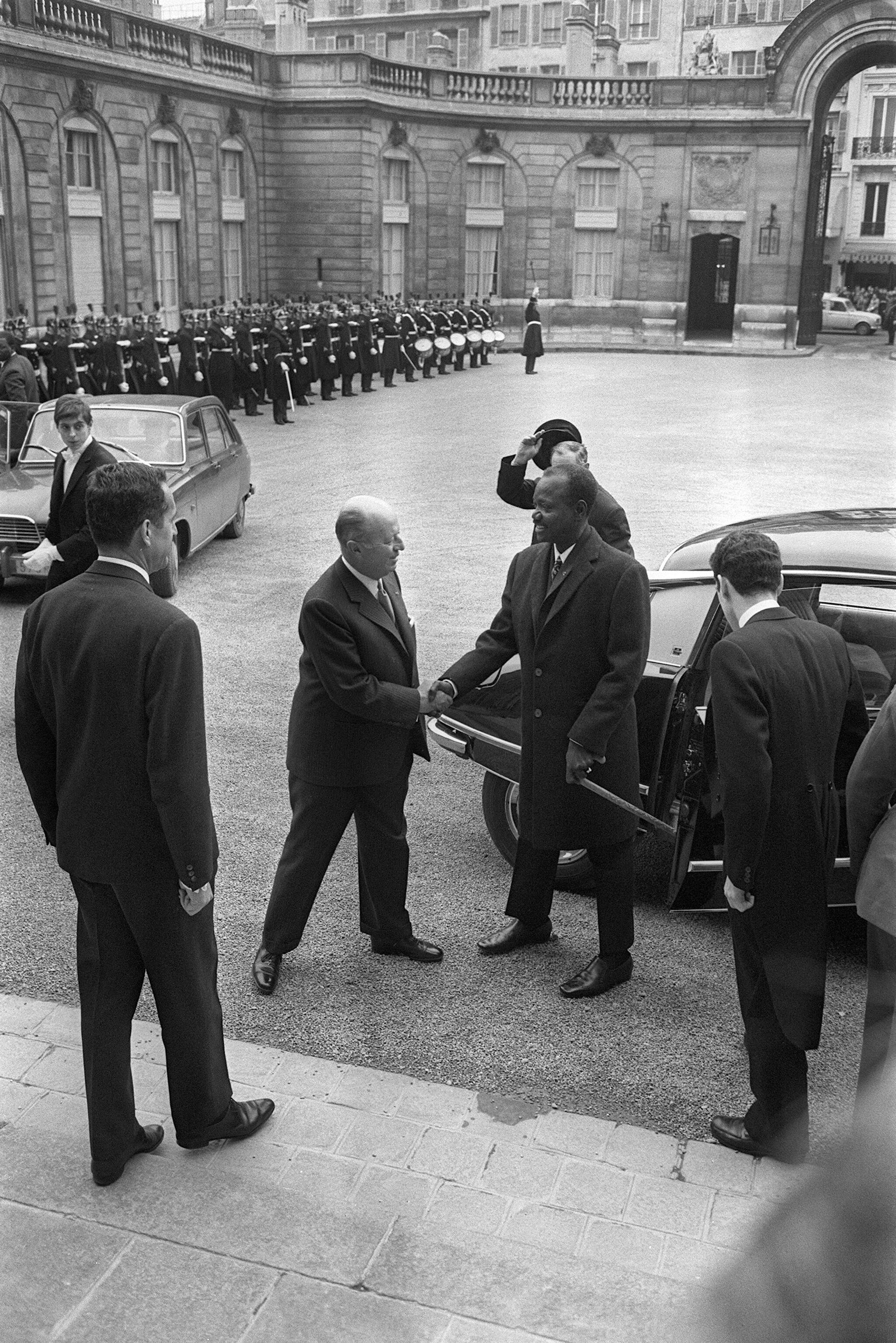 Le Secrétaire général de la présidence française de la République pour la communauté et pour les Affaires africaines et malgaches, Jacques Foccart (à gauche), accueillant le 3 mars 1971, dans la cour de l'Élysée à Paris, François Tombalbaye avant sa rencontre avec le président français Georges Pompidou. Les relations de Tombalbaye et de l’Élysée ont été en dents de scie tout au long des années de règne du premier président tchadien, entre soutien militaire de Paris et dénonciation par le pouvoir de Fort-Lamy, puis Ndjamena, du rôle de Jacques Foccart dans les affaires tchadiennes. AFP