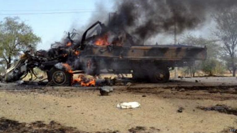 Le bus de 18 personnes a explosé avec des passagers à bord et a fait de nombreux blessés