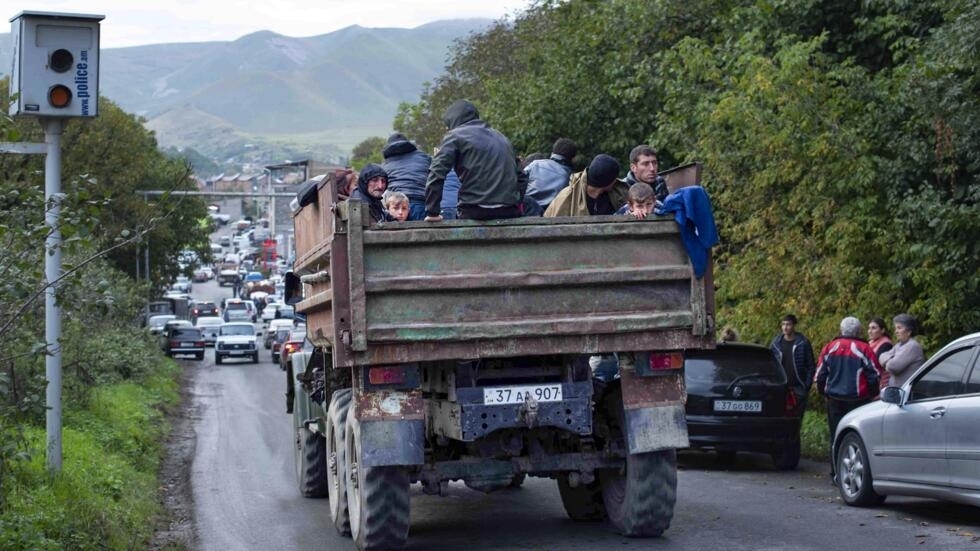 Haut-Karabakh: un flot d'habitants de l'enclave sur les routes en direction de l'Arménie