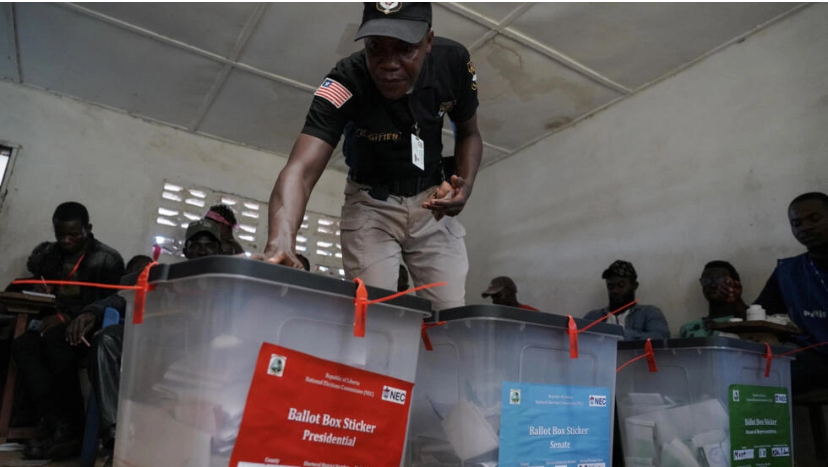 Liberia: avant le second tour, George Weah à Joseph Boakai cherchent à former des alliances