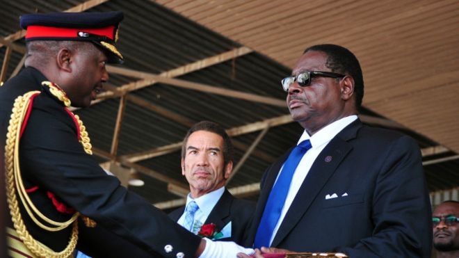 Le général Odillo (à gauche) a été chef d'état-major des armées jusqu'à son limogeage en 2014 par le président Mutharika