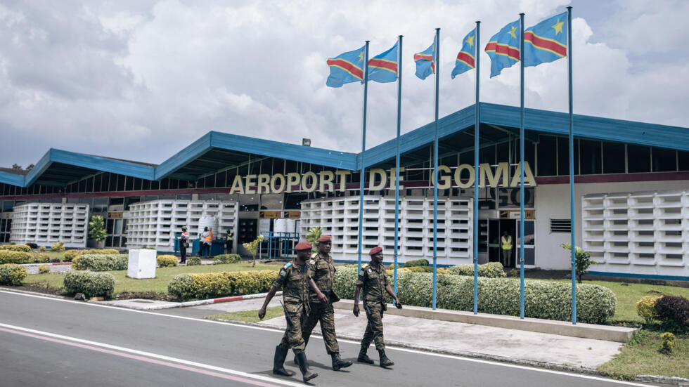 À Goma dans l’Est de la République démocratique du Congo, au moins une bombe a été larguée et a touché l’aéroport de la ville cette nuit. Selon l’armée congolaise, les drones rwandais seraient responsables de cette attaque qui a touché légèrement au