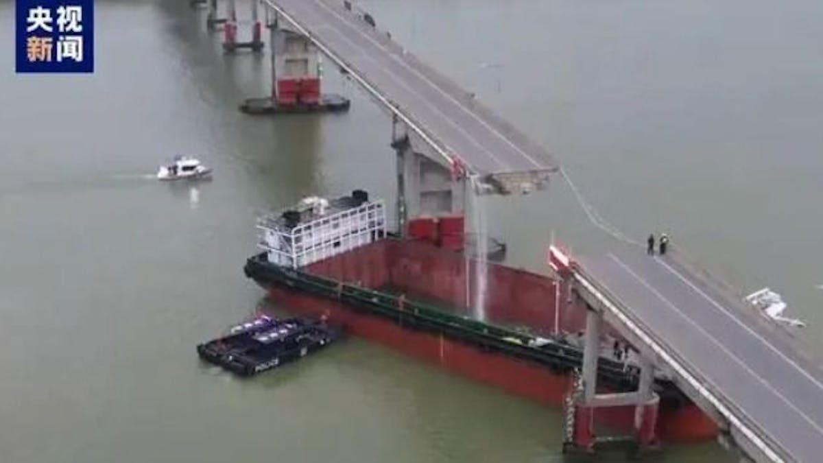 Chine: un cargo percute un pont, il y a au moins deux morts