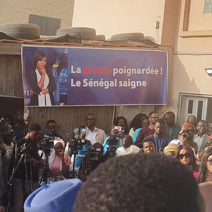Grosse mobilisation devant les locaux de la 7TV contre l'agression de Maïmouna Ndour Faye