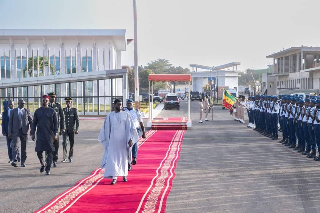 Le Président Diomaye a quitté Dakar pour participer au 15e Sommet de l'OCI à Banjul