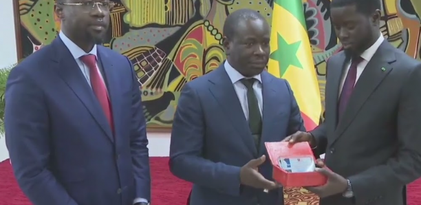 Exploitation du pétrole au Sénégal : un échantillon des premières goutes présenté au président de la République