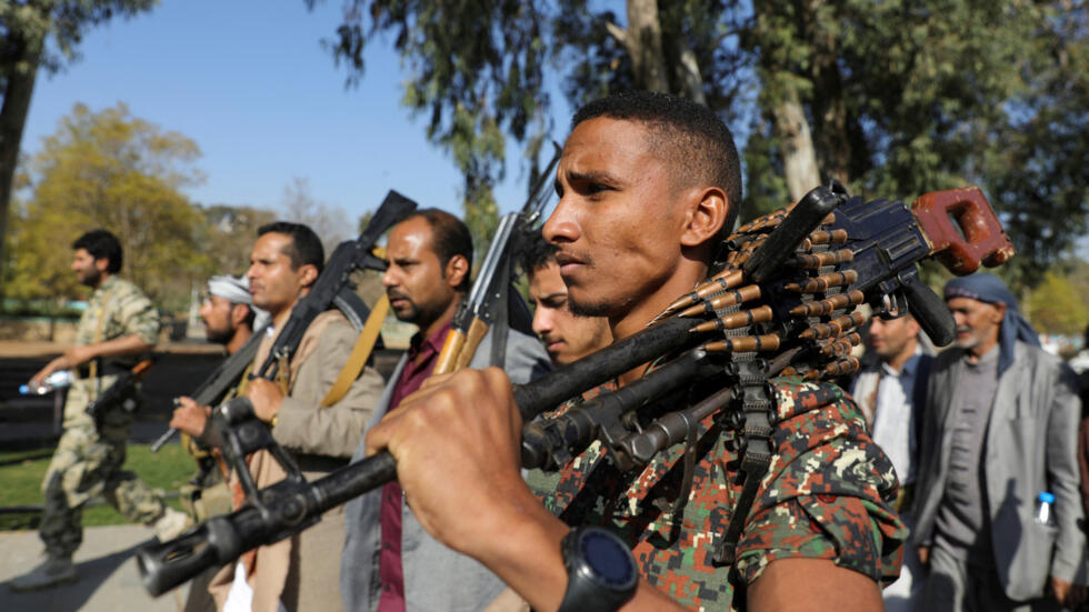 L'équipage quitte un navire frappé par les Houthis dans le golfe d'Aden