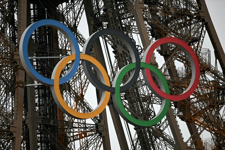 Paris lance ses Jeux par une parade pluvieuse sur la Seine