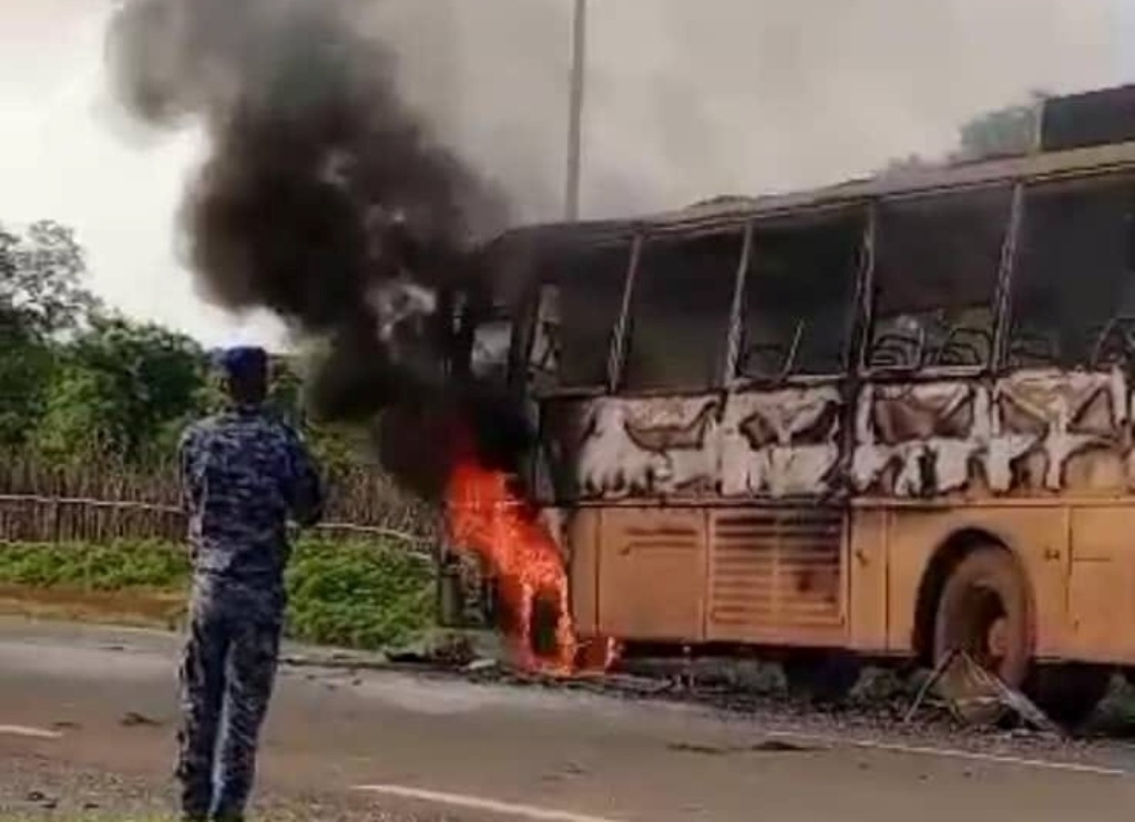 Axe Salemata-Kédougou : Un bus de Dakar Dem Dikk prend feu en pleine course