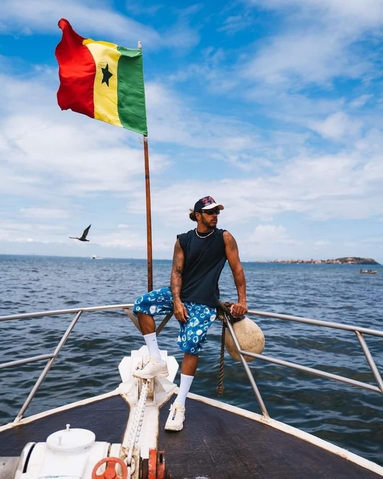 En visite à Gorée, Lewis Hamilton se reconnecte avec l’histoire tragique de la traite des esclaves