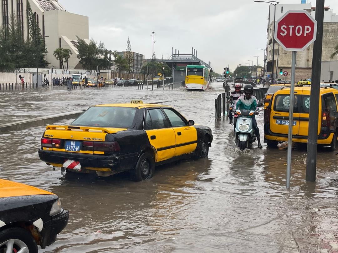 Inondations à Dakar : les rues de la Médina, les Allées du Centenaire et le tracé du BRT sous les eaux après de fortes pluies (Images)