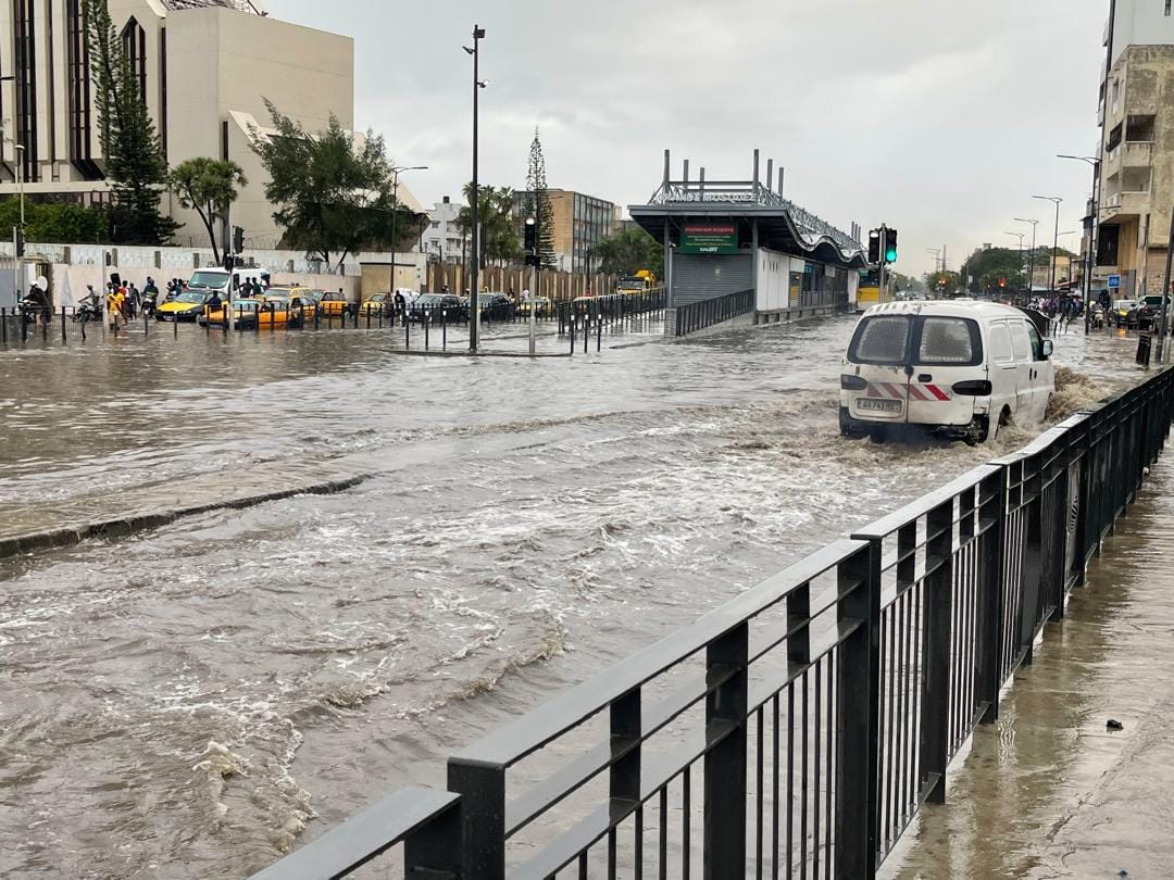 Inondations à Dakar : les rues de la Médina, les Allées du Centenaire et le tracé du BRT sous les eaux après de fortes pluies (Images)