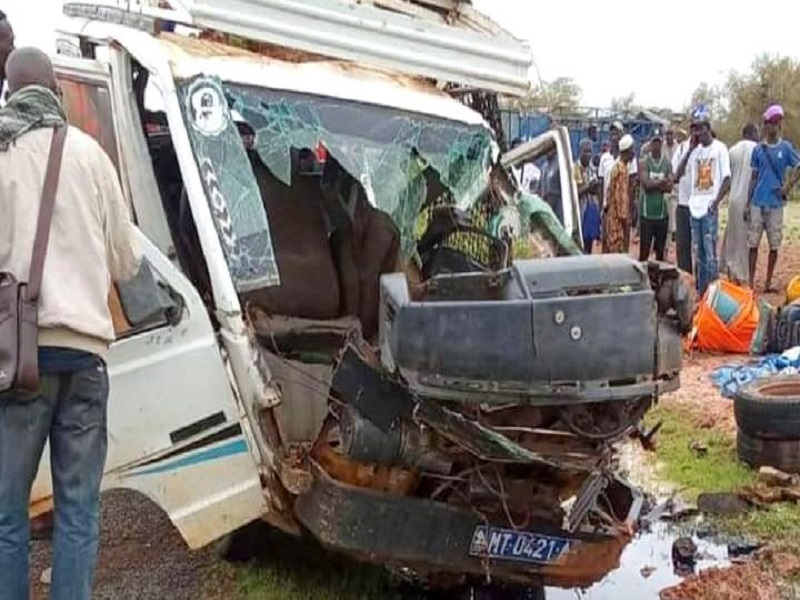 Accident à Saint-Louis : 22 blessés dont 10 dans un état grave dans une collision entre un minicar et un véhicule de la gendarmerie