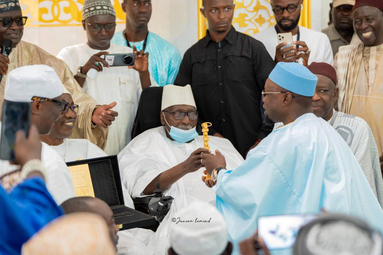 Tivaouane : remise des clés de la Grande mosquée El Hadji Malick Sy au Khalife des Tidianes en présence de Ousmane Sonko