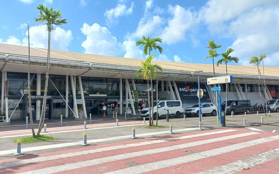 Violences en Martinique: l'aéroport est fermé, plus de 1000 passagers ont été déroutés en Guadeloupe