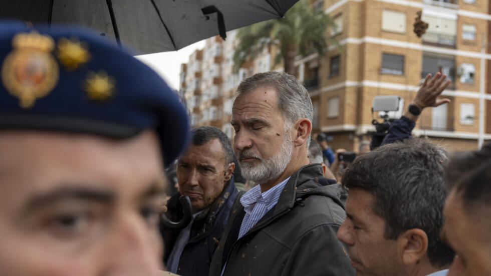 Espagne: le roi Felipe VI et la reine Letizia chahutés face aux sinistrés en colère