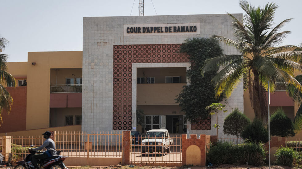 Mali: l'économiste Etienne Fakaba Sissoko et les 11 cadres politiques arrêtés en juin comparaissent devant la cour d'appel