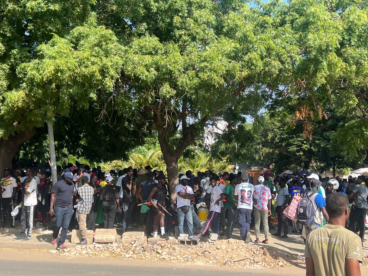 En images : des militants de Pastef déjà présents au rond-point de l'École Normale