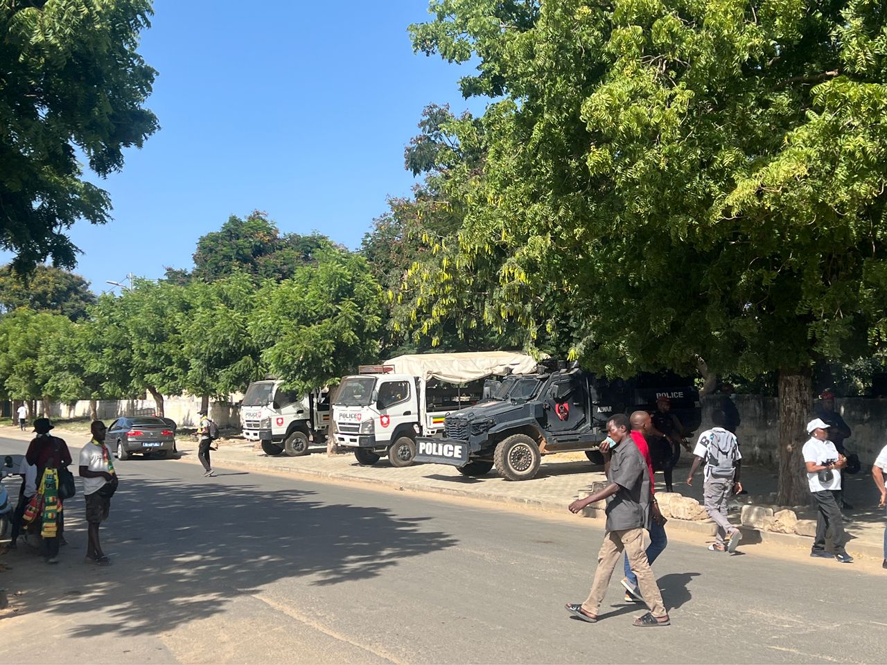 En images : des militants de Pastef déjà présents au rond-point de l'École Normale