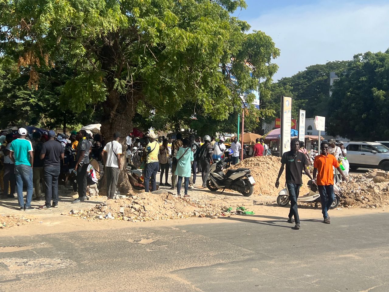 En images : des militants de Pastef déjà présents au rond-point de l'École Normale