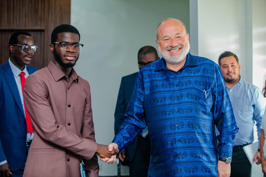 Signature du contrat entre le Dg de l'Aser Jean Michel Sene et AEE Power