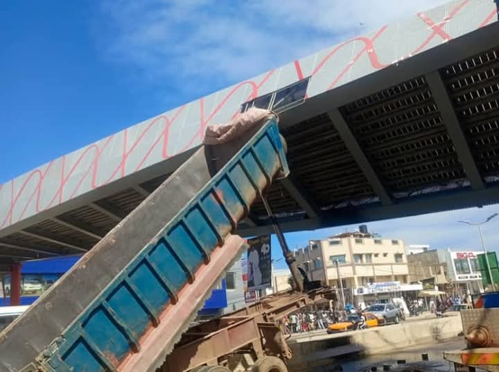 Percussion de la passerelle Yoff Tonghor : AGEROUTE dénonce l'incivisme et le non-respect des règles de sécurité et de conduite