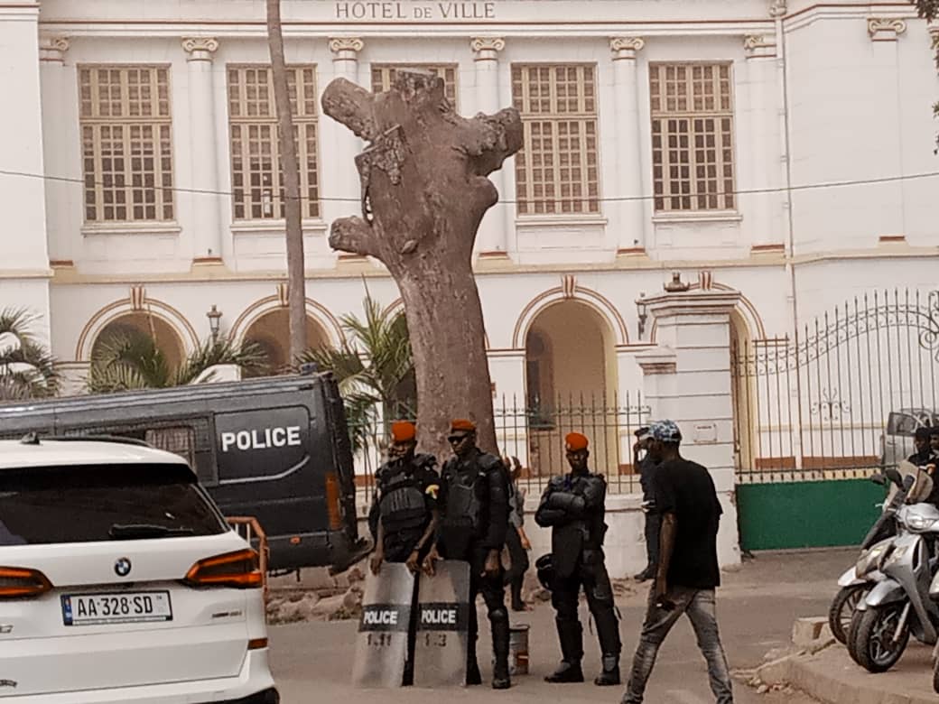 Urgent : la mairie de Dakar barricadée par les forces de sécurité et de défense 