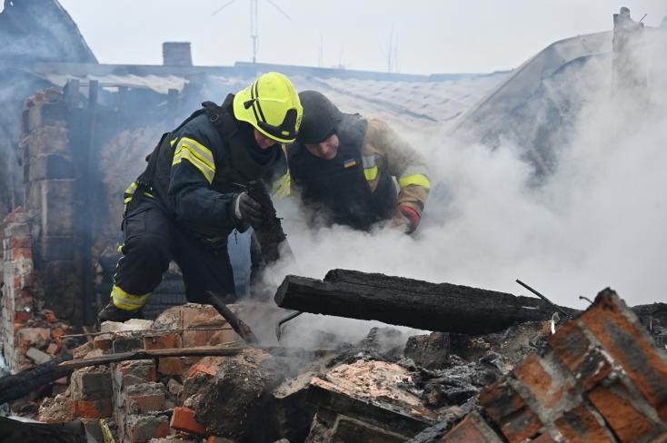 La Russie frappe massivement le réseau énergétique ukrainien le jour de Noël