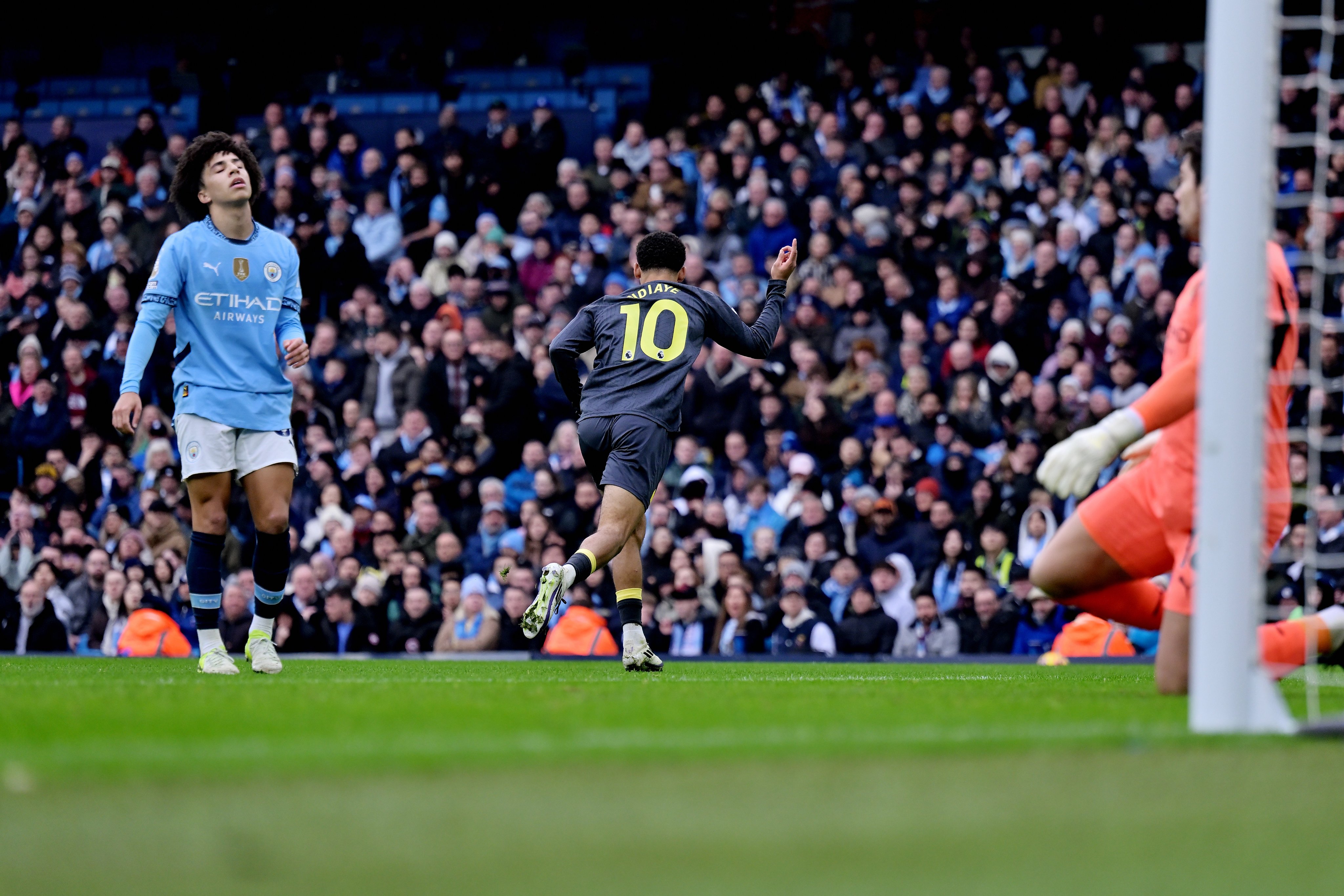 Premier League : Iliman Ndiaye inscrit un superbe but face à Manchester City