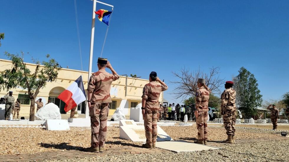 Tchad: une cérémonie officielle marque le retrait des forces françaises de la base militaire d’Abéché