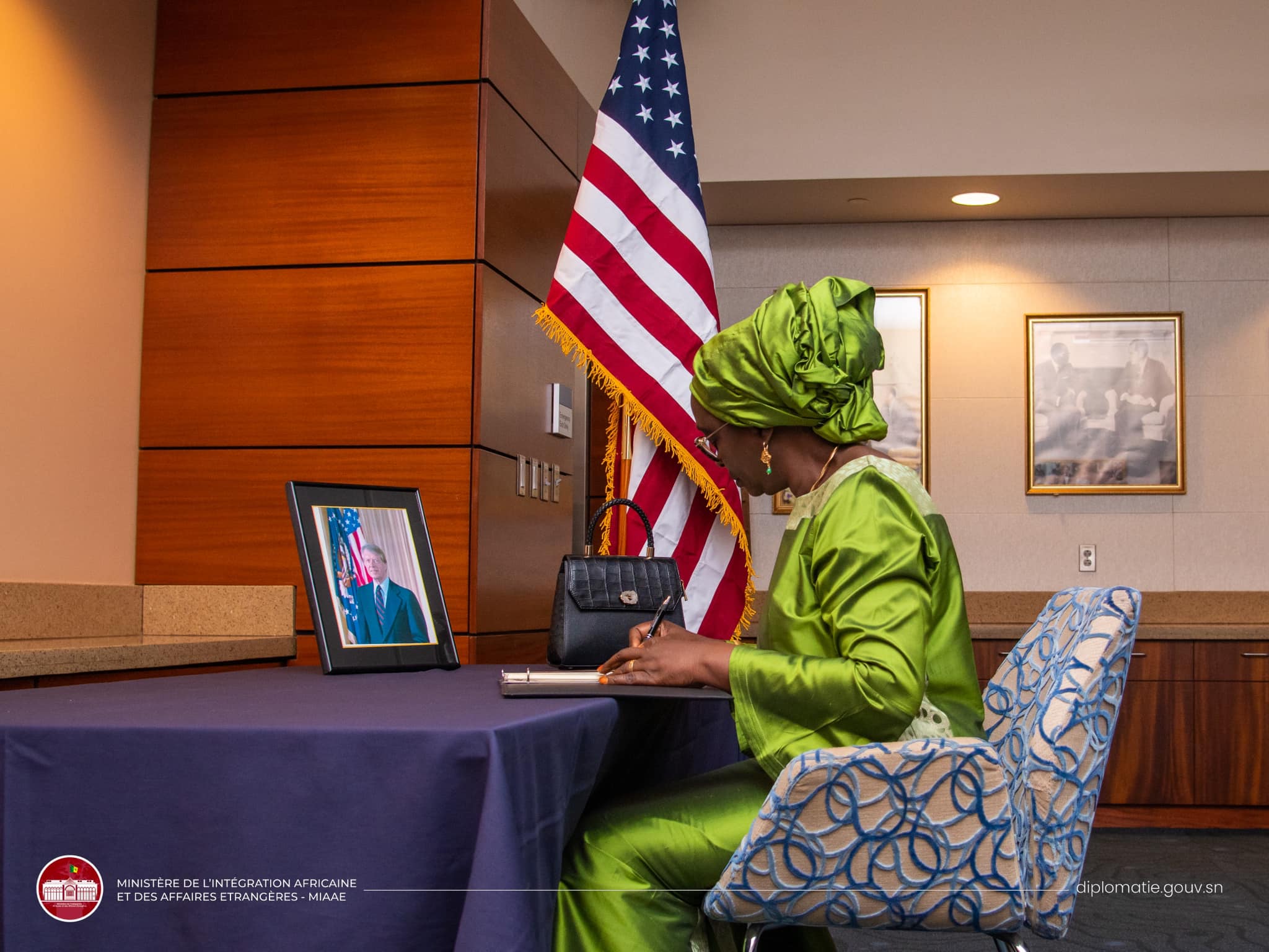 Décès de Jimmy Carter : Yassine Fall signe le registre de condoléances à l'ambassade des États-Unis à Dakar